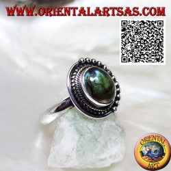 Bague en argent avec labradorite ovale entourée d'entrelacs et de boules seulement sur une moitié