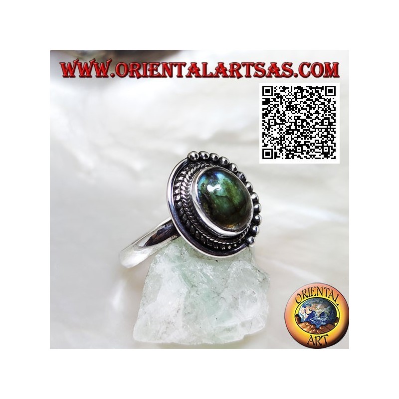 Bague en argent avec labradorite ovale entourée d'entrelacs et de boules seulement sur une moitié
