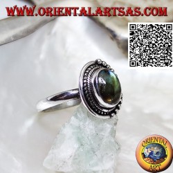 Bague en argent avec labradorite ovale entourée d'entrelacs et de boules seulement sur une moitié