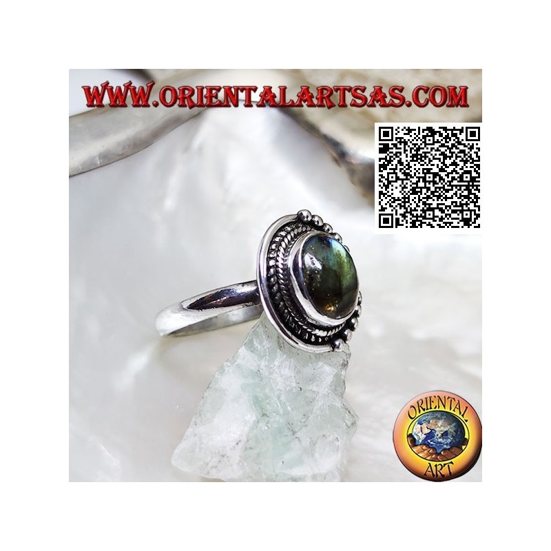 Anillo de plata con labradorita ovalada rodeada de entrelazados y bolas solo en una mitad