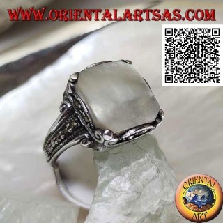 Anillo de plata con nácar cuadrado y marcasita en armazón y aros