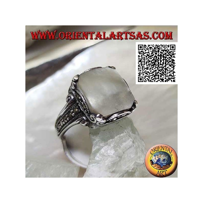 Bague en argent avec nacre carrée et marcassite sur le cadre et les côtés