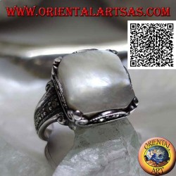 Anillo de plata con nácar cuadrado y marcasita en armazón y aros