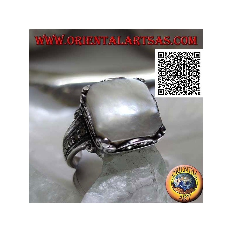 Anello in argento con madreperla quadrata e marcasite su cornice e sui lati