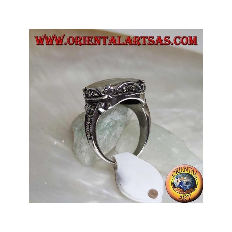 Anello in argento con madreperla quadrata e marcasite su cornice e sui lati