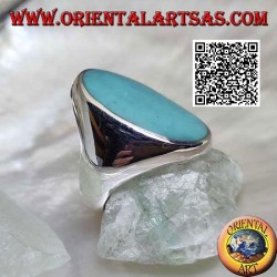 Anillo de plata con turquesa ovalada engastada al ras con el borde sobre un marco liso