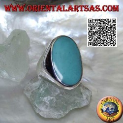 Anillo de plata con turquesa ovalada engastada al ras con el borde sobre un marco liso