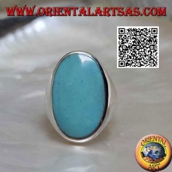 Silberring mit ovalem Türkis, bündig mit der Kante auf einem glatten Rahmen