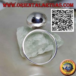 Bague en argent à bande lisse avec grande sphère lisse