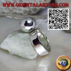 Glatter silberner Ring mit großer glatter Kugel