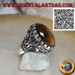 Bague en argent avec grand cabochon ovale oeil de tigre entouré de décorations mystiques en bas-relief