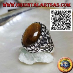 Bague en argent avec grand cabochon ovale oeil de tigre entouré de décorations mystiques en bas-relief
