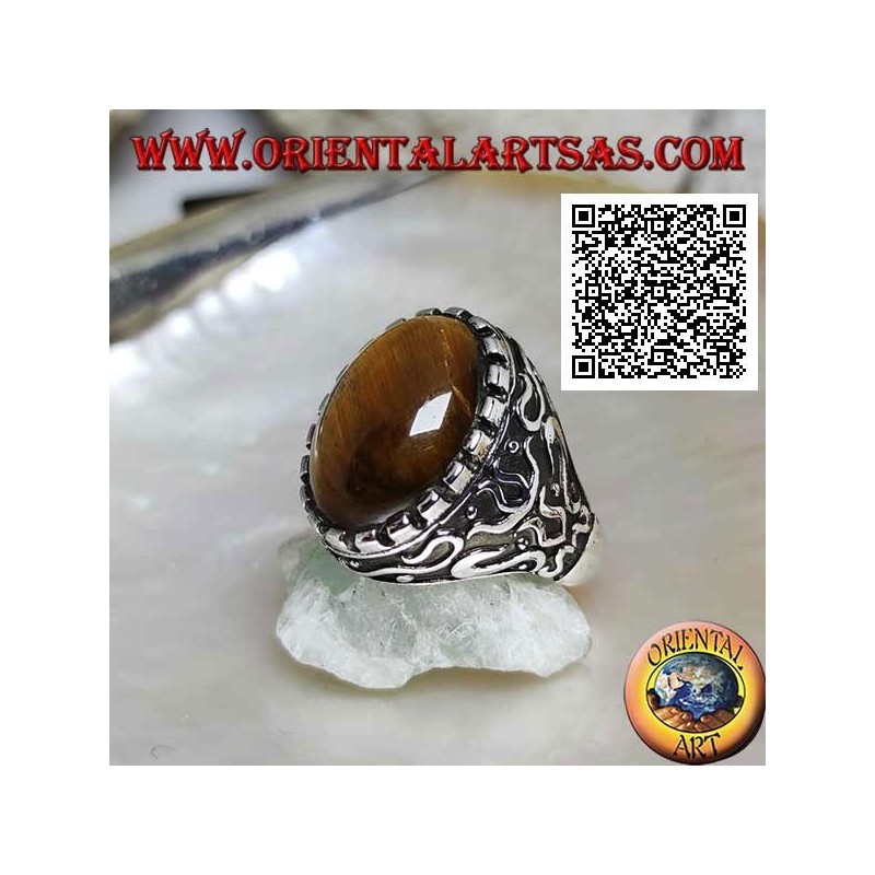 Bague en argent avec grand cabochon ovale oeil de tigre entouré de décorations mystiques en bas-relief