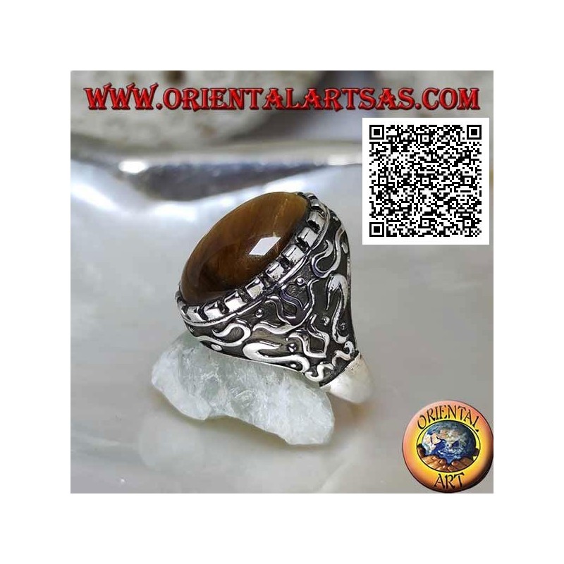 Bague en argent avec grand cabochon ovale oeil de tigre entouré de décorations mystiques en bas-relief
