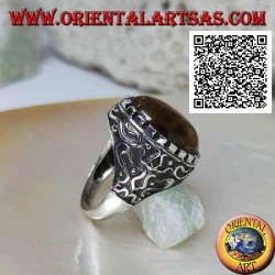 Bague en argent avec grand cabochon ovale oeil de tigre entouré de décorations mystiques en bas-relief