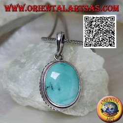 Pendentif en argent avec turquoise ovale naturelle entourée de lignes entrelacées et hélicoïdales
