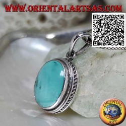 Pendentif en argent avec turquoise ovale naturelle entourée de lignes entrelacées et hélicoïdales