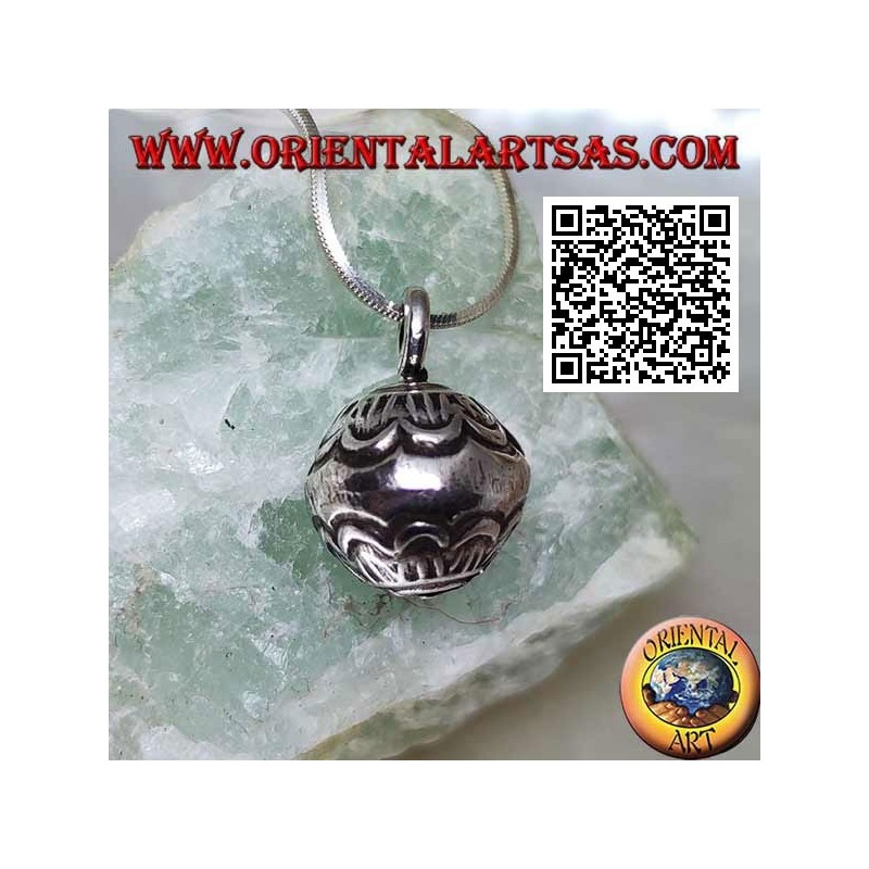 Kleiner silberner "Call Angels" -Anhänger mit gravierten Verzierungen im Karen-Stil