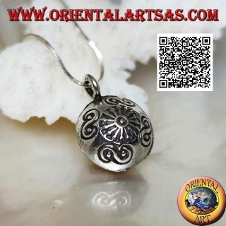 Ciondolo in argento "Chiama Angeli" a sfera schiacciata con decorazioni incise, stile Karen
