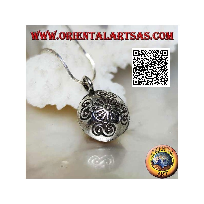 Colgante "Chiama Angeli" de plata con esfera aplanada con decoraciones grabadas, estilo Karen