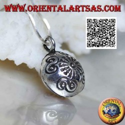 Pendentif "Chiama Angeli" en argent avec sphère aplatie et décorations gravées, style Karen