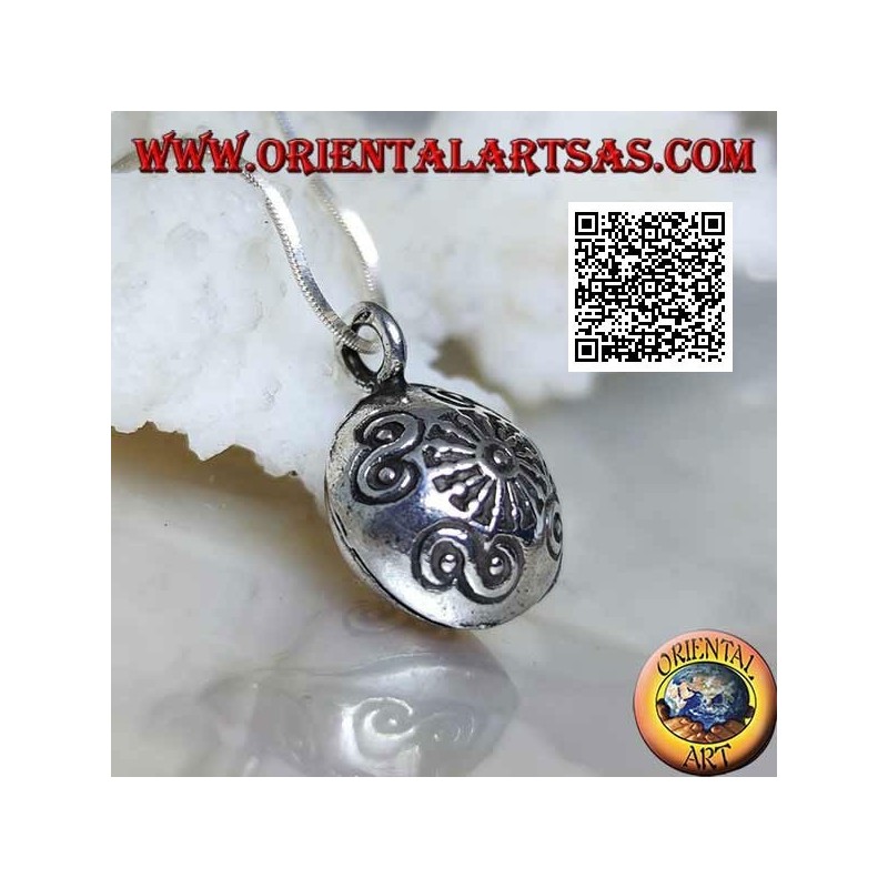 Pendentif "Chiama Angeli" en argent avec sphère aplatie et décorations gravées, style Karen