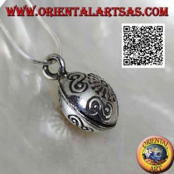 Pendentif "Chiama Angeli" en argent avec sphère aplatie et décorations gravées, style Karen