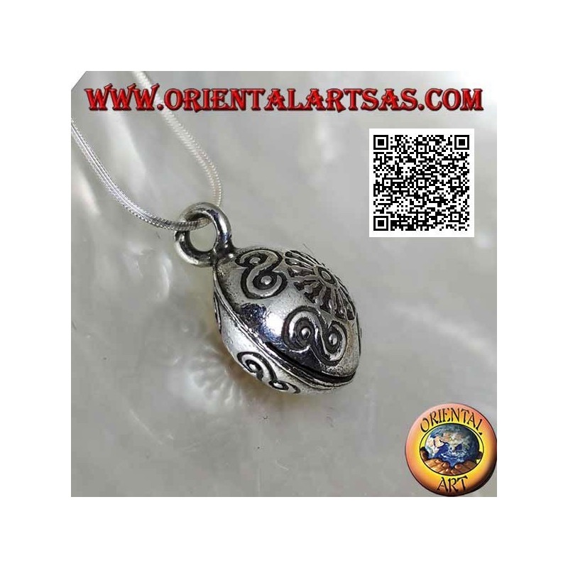 Ciondolo in argento "Chiama Angeli" a sfera schiacciata con decorazioni incise, stile Karen