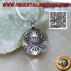 Colgante "Chiama Angeli" de plata con esfera aplanada con decoraciones grabadas, estilo Karen