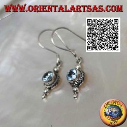 Boucles d'oreilles pendantes en argent avec aigue-marine ronde naturelle entourée d'un entrelacement de trois boules