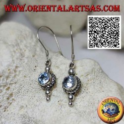 Boucles d'oreilles pendantes en argent avec aigue-marine ronde naturelle entourée d'un entrelacement de trois boules