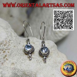 Boucles d'oreilles pendantes en argent avec aigue-marine ronde naturelle entourée d'un entrelacement de trois boules