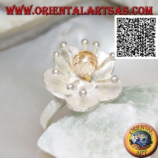 Anello in argento satinato a forma di fiore con con anemone di mare e zircone citrino centrale