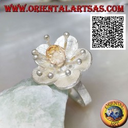 Anillo de plata satinada en forma de flor con anémona de mar y circonita citrina central