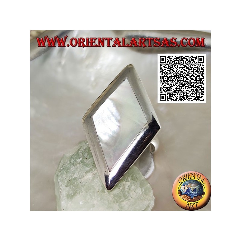 Rhomboidal silver ring with mother-of-pearl set on a smooth edge