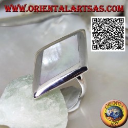 Rhomboidal silver ring with mother-of-pearl set on a smooth edge