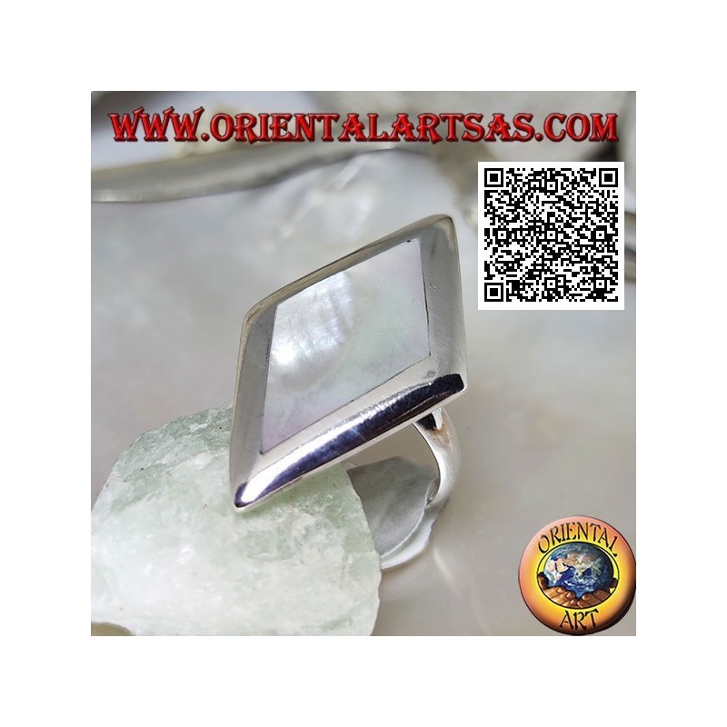 Bague en argent rhomboïdal avec nacre sertie sur un bord lisse
