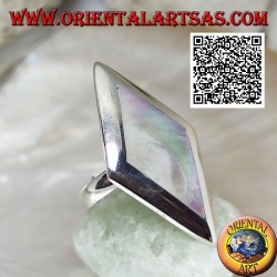 Anillo de plata romboidal con nácar engastado en un borde liso
