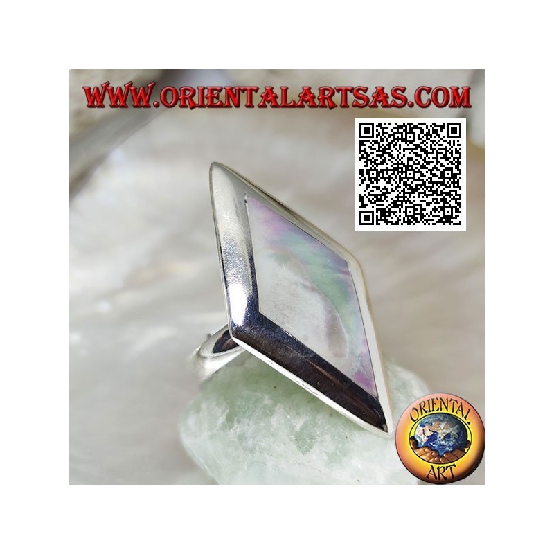 Bague en argent rhomboïdal avec nacre sertie sur un bord lisse