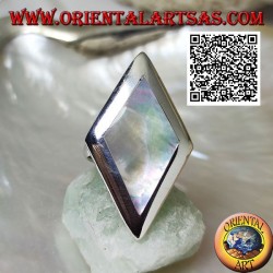 Rhomboidal silver ring with mother-of-pearl set on a smooth edge