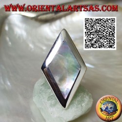 Bague en argent rhomboïdal avec nacre sertie sur un bord lisse