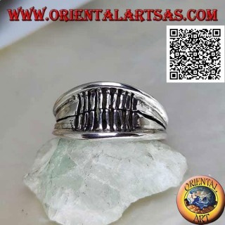 Anello in argento a fascia liscia crescente con bordo sporgente e linee incise verticalmente
