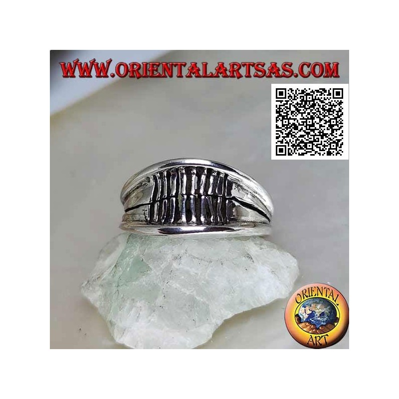 Smooth growing band silver ring with protruding edge and vertically engraved lines