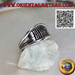 Anillo de plata con banda de crecimiento suave con borde saliente y líneas grabadas verticalmente