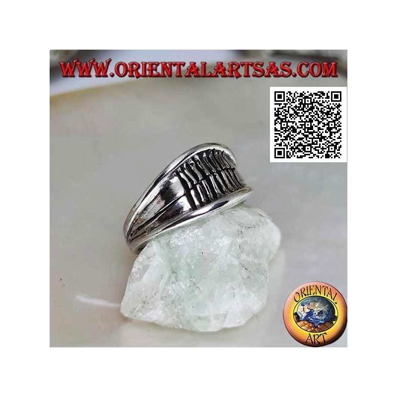 Smooth growing band silver ring with protruding edge and vertically engraved lines