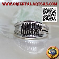 Bague en argent à bande de croissance lisse avec bord saillant et lignes gravées verticalement