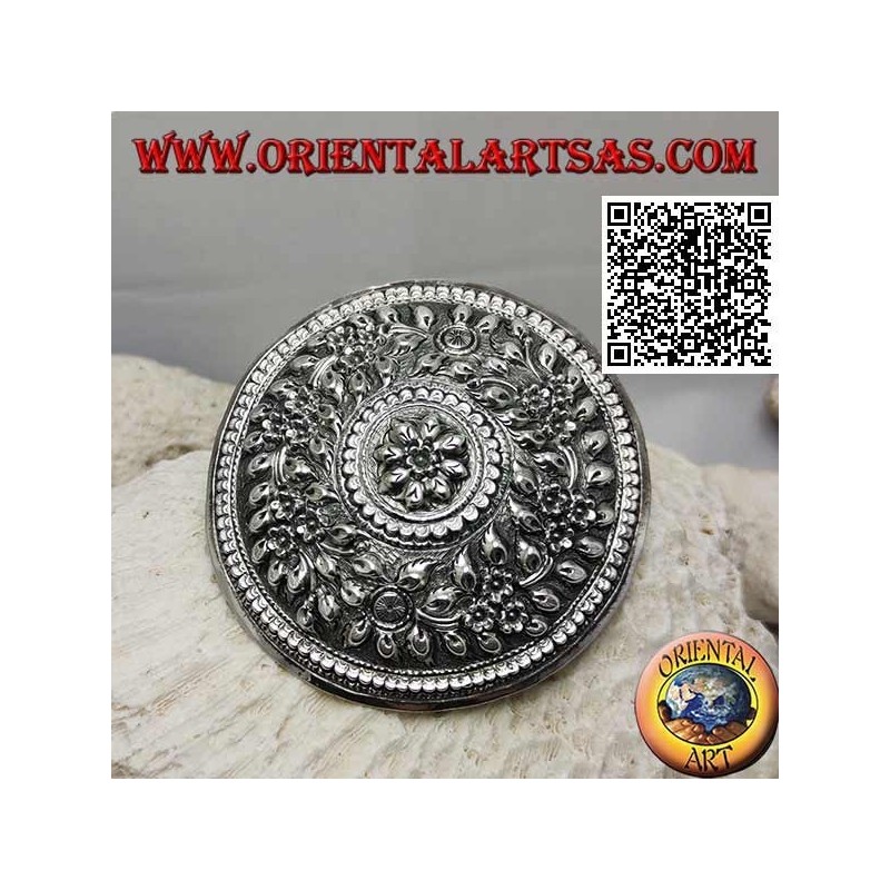 Bouclier ciselé en argent à décor floral avec fleur centrale (fermeture par clip métallique)