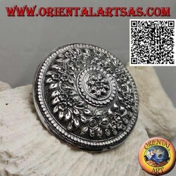 Silber gemeißelter Schild mit Blumendekor mit zentraler Blume (Metallclipverschluss)
