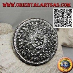 Escudo plateado cincelado con decoración floral con flor central (cierre de clip metálico)