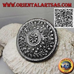 Bouclier ciselé en argent à décor floral avec fleur centrale (fermeture par clip métallique)